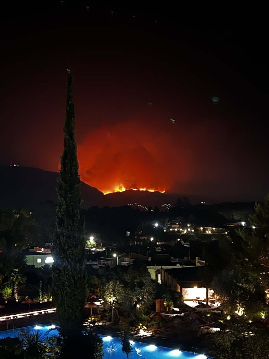 clingphilm_'s tweet photo. Current view from Gouvia Corfu #corfu #corfufire @SkyNewsBreak https://t.co/mS7AZw9O29