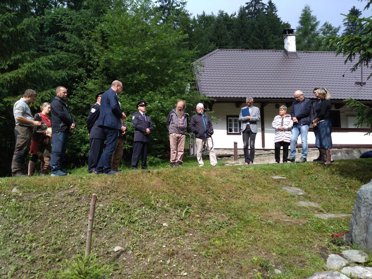 Již je to 25 let, co se ničivá povodeň prohnala Rychnovskem a zasáhla na tři desítky obcí. Přinesla ztráty na životech a ohromné materiální škody.
Včera v Deštné v Orlických horách se uskutečnilo pietní setkání k připomínce čtvrt století staré události. 
📷Lenka Zábranská.