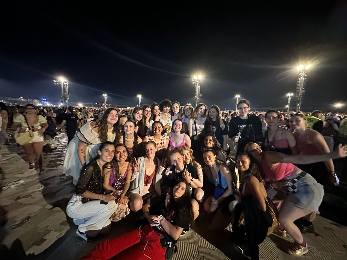 La plus triste, mais la plus jolie des photos de classe. Merci à mes copines, merci milles fois de m’avoir permis de vivre des moments magiques, et inoubliables. Trop émue pour en dire plus, mais les regards, les larmes et les câlins ont parlé hier soir. ❤️‍🩹 merci