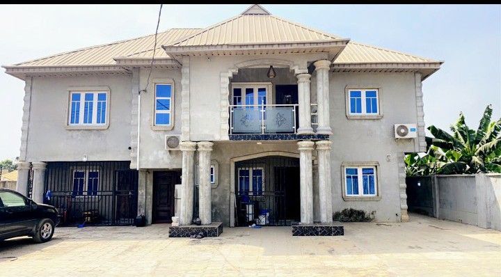 DeBash_Property's tweet image. This perfectly built edifice is available for sale
Features:-
3 bedroom flat,2 bedroom flat and 1 bedroom flat
All round pop ceiling
Kitchen cabinets and wardrobe
Document:-Registered survey, approval plan
Location -Oke ota, ibeshe, ikorodu Lagos state
Price:-35 million naira