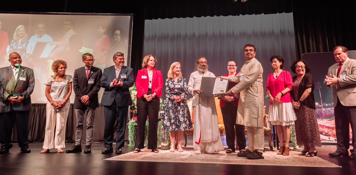 Gurudev's tweet photo. Embrace life with three essential Cs. A broader Context to life, Commitment to a greater cause, and Compassion. An evening of meditation, wisdom and music with officials and residents of Howard county, Maryland https://t.co/oWQlK7SNV1