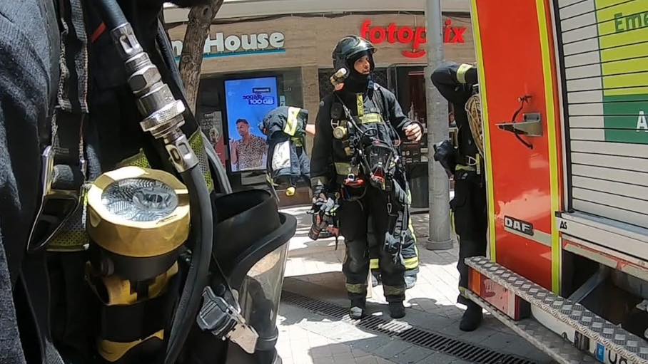 bomberosjaen's tweet photo. 🕐 15:00
🔥🏠 Incendio en la terraza de un 4° piso en la C/ Roldan y Marín. 
🚒 Bomba Urbana Pesada (Unidad 3)
🚒 Autoescala Automática (Unidad 9)
👨🏻‍🚒 9 efectivos 
🚓 @local_jaen https://t.co/KzQvcppy4Z