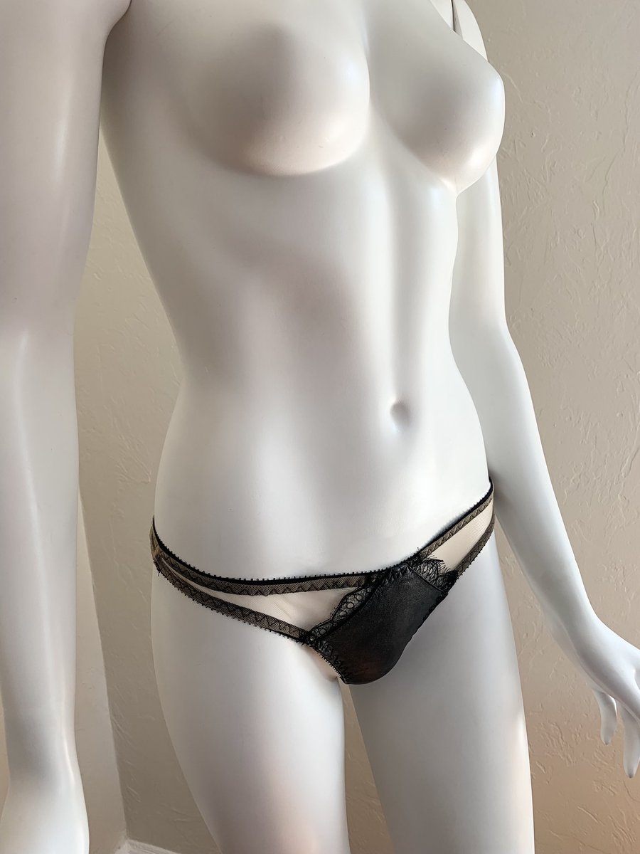 TheArtistKyla's tweet photo. ✨🖤➰👄#ForSale!! New Beyond O Edge UK Lingerie #Leather, Mesh & Lace #Thong!💞
https://t.co/4F8fjGyIq8
#glamour #sexy #lacethong #ebay #kylatheartist #leatherthong #lingerie #meshthong #glamourfordays #beyondoedge https://t.co/H9dAPNvEDi