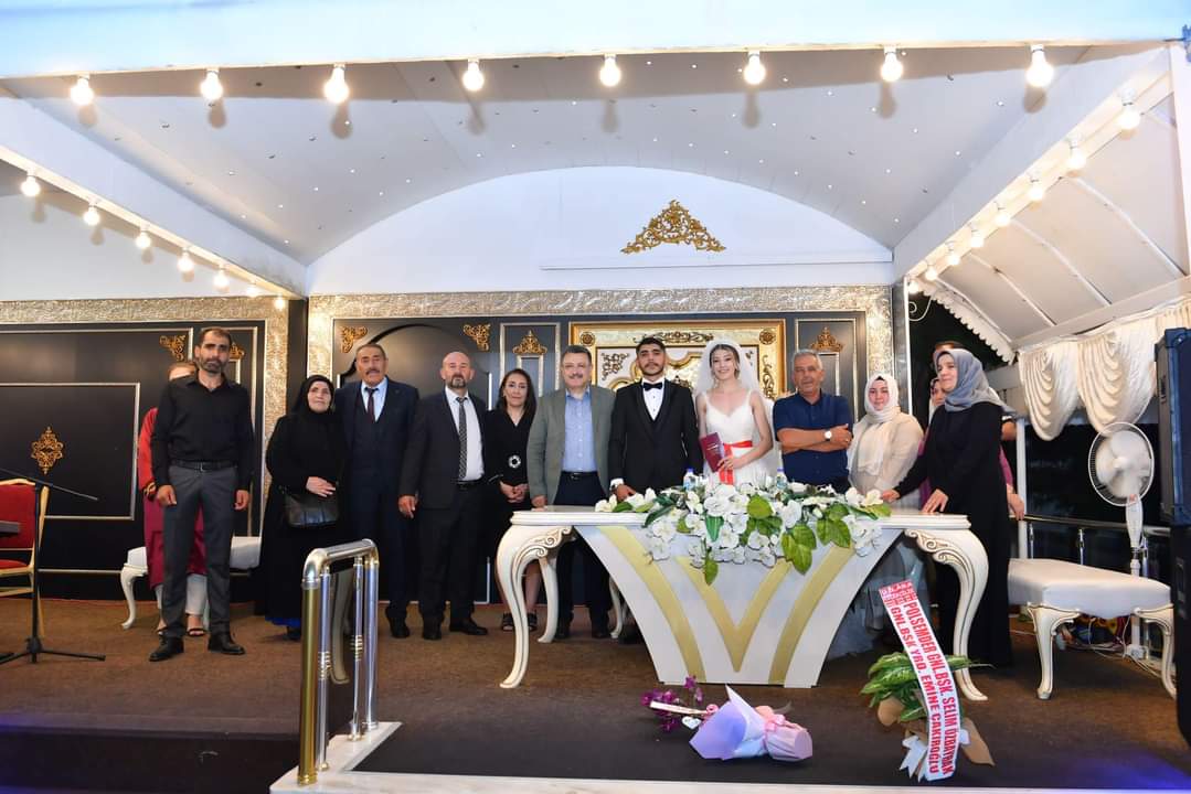 ahmetmgenc's tweet photo. Fatma Akçay ile Ahmet Öksüz çiftimizin nikâhını kıydık, Edanur Altıntepe ile Berker Cem Bozbaş, Nazan Kurt ile Efekan Kaban çiftlerimizin en mutlu anlarına şahitlik yaptık. Hayatlarının en önemli kararını veren çiftlerimizi tebrik ediyor, bir ömür boyu mutluluklar diliyorum. https://t.co/lUPUeMs01K