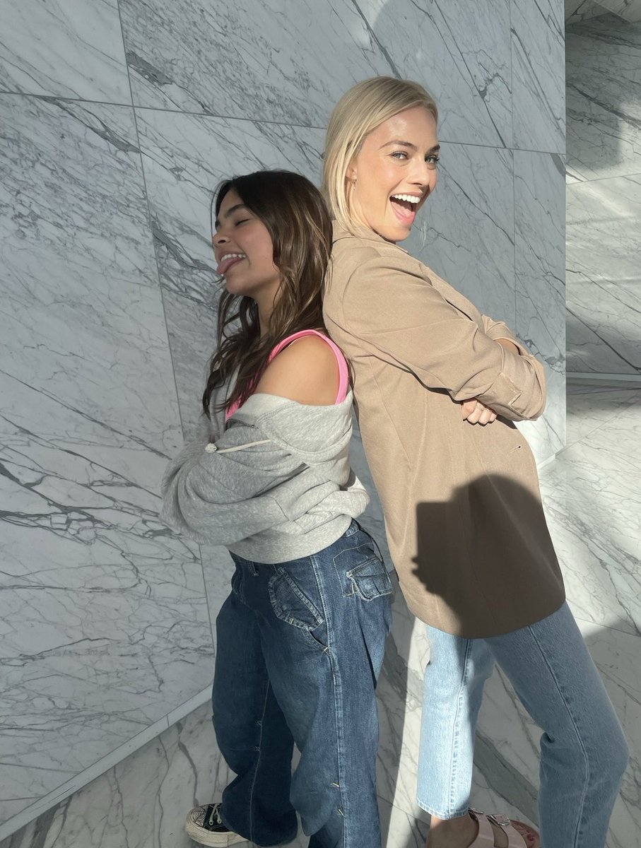 greenblattfiles's tweet photo. ariana greenblatt and margot robbie on the set of #Barbie https://t.co/Eidq4VebN7
