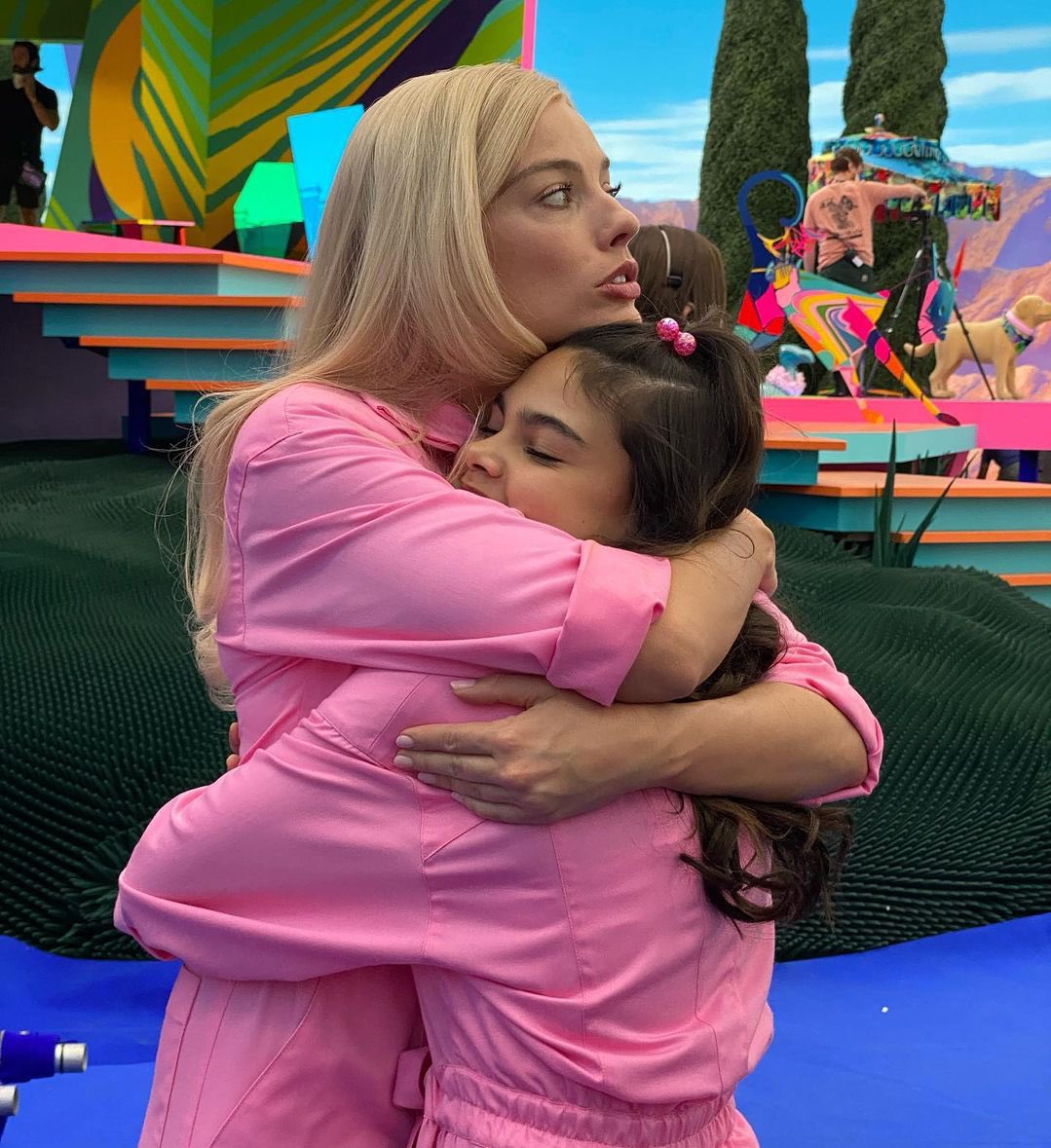 greenblattfiles's tweet photo. ariana greenblatt and margot robbie on the set of #Barbie https://t.co/Eidq4VebN7