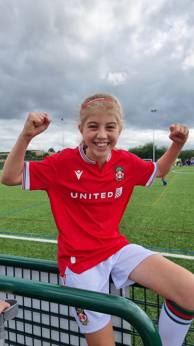 Fantastic being back watching @WrexhamAFCWomen for a pre-season friendly v STFC. A great, close match which ended in 2 - 2 draw. Thanks to the players for being so lovely to Carly 🥰 Very impressed watching new addition @HannahKeryakopl 👏 Can't wait for next season! #WxmAFC