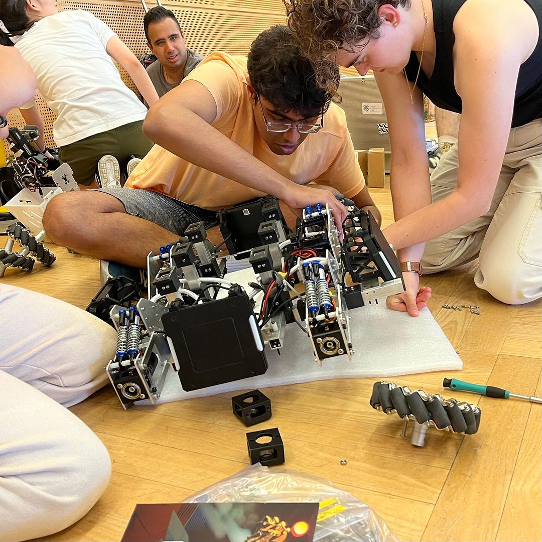 nyutandon's tweet photo. They make it look easy, but a lot goes into the ground and aerial robots created by @NYU_RoboMaster #teamultraviolet for @RoboMasterNA — heavy lifting, assembling, testing, debugging, et cetera et cetera. 🤖 💜
#NYUTandonMade https://t.co/eO1awYQhPq