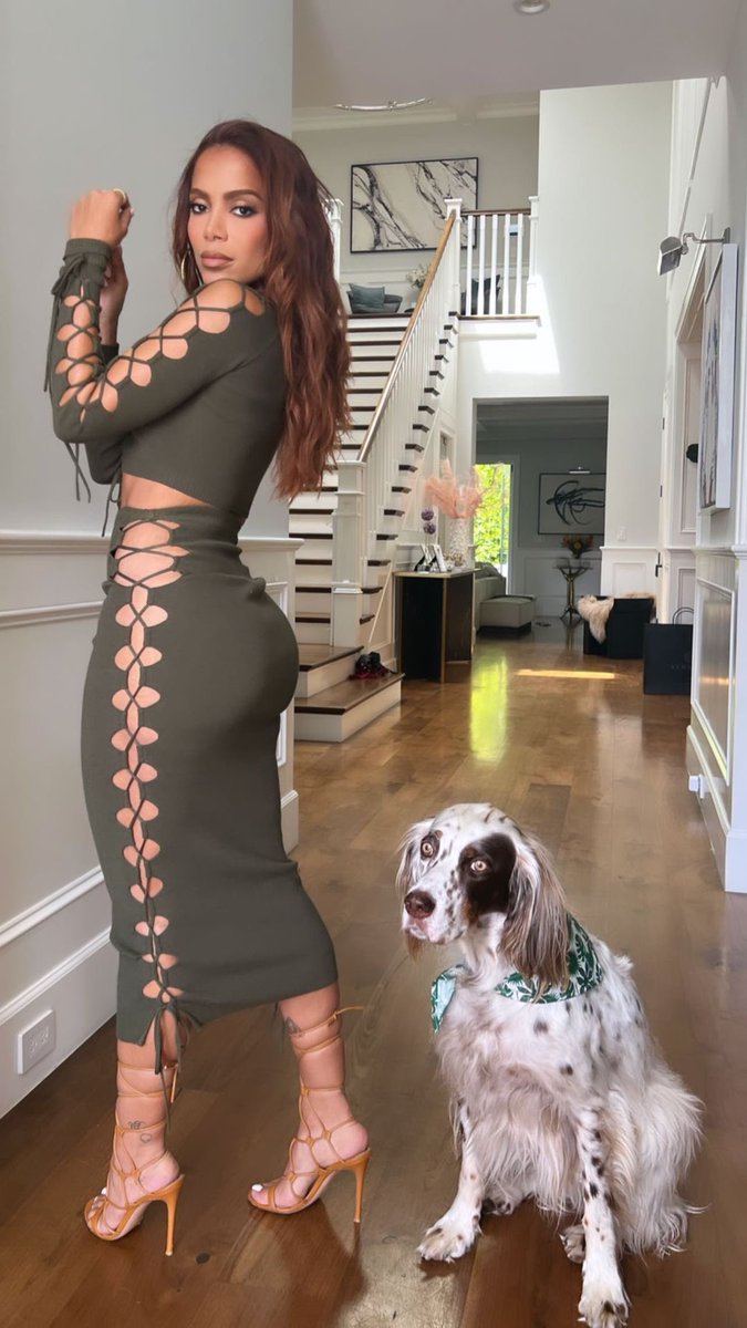 anittacloset's tweet photo. .@Anitta usa Sueter Cropped com detalhe em amarração por Monse | valor: R$3.116,91

• Saia Tricotada com amarração por Monse | valor: R$3.308,71

• Sandália Giza de tiras com salto por Gianvito Rossi | valor: R$8.027,00

📸: Twitter | Styling por Janeller https://t.co/ajxdR2HsH8
