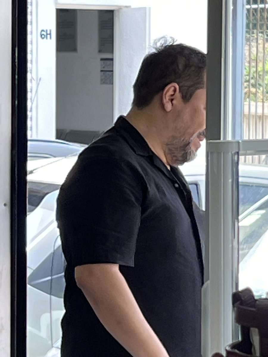 ODRELOPEZ's tweet photo. @QualitasAuto  @GrupoQualitas  que tristeza que tengan gente irrespetuosa en su empresa , intimidante y grosero este señor . Queriendo estacionarse en cajones de una empresa donde claramente no compraría , se le invito a retirarse y tomo fotos al personal para intimidar https://t.co/6wQPdYxb5f