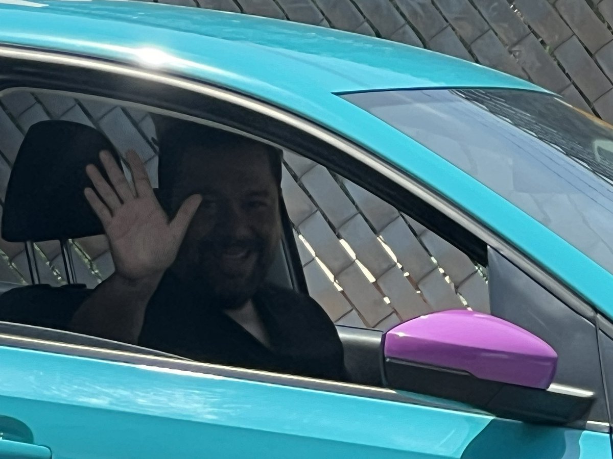 ODRELOPEZ's tweet photo. @QualitasAuto  @GrupoQualitas  que tristeza que tengan gente irrespetuosa en su empresa , intimidante y grosero este señor . Queriendo estacionarse en cajones de una empresa donde claramente no compraría , se le invito a retirarse y tomo fotos al personal para intimidar https://t.co/6wQPdYxb5f