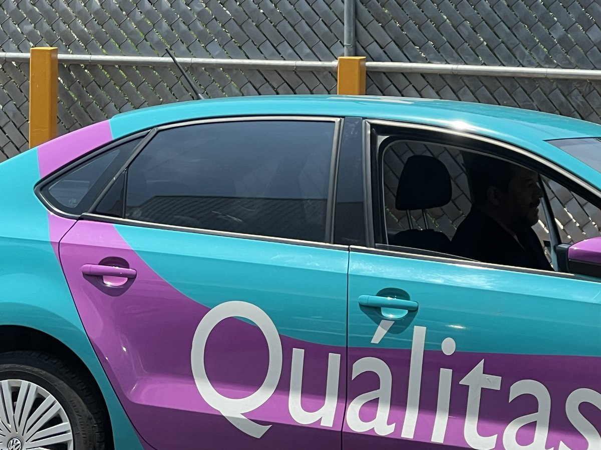 ODRELOPEZ's tweet photo. @QualitasAuto  @GrupoQualitas  que tristeza que tengan gente irrespetuosa en su empresa , intimidante y grosero este señor . Queriendo estacionarse en cajones de una empresa donde claramente no compraría , se le invito a retirarse y tomo fotos al personal para intimidar https://t.co/6wQPdYxb5f