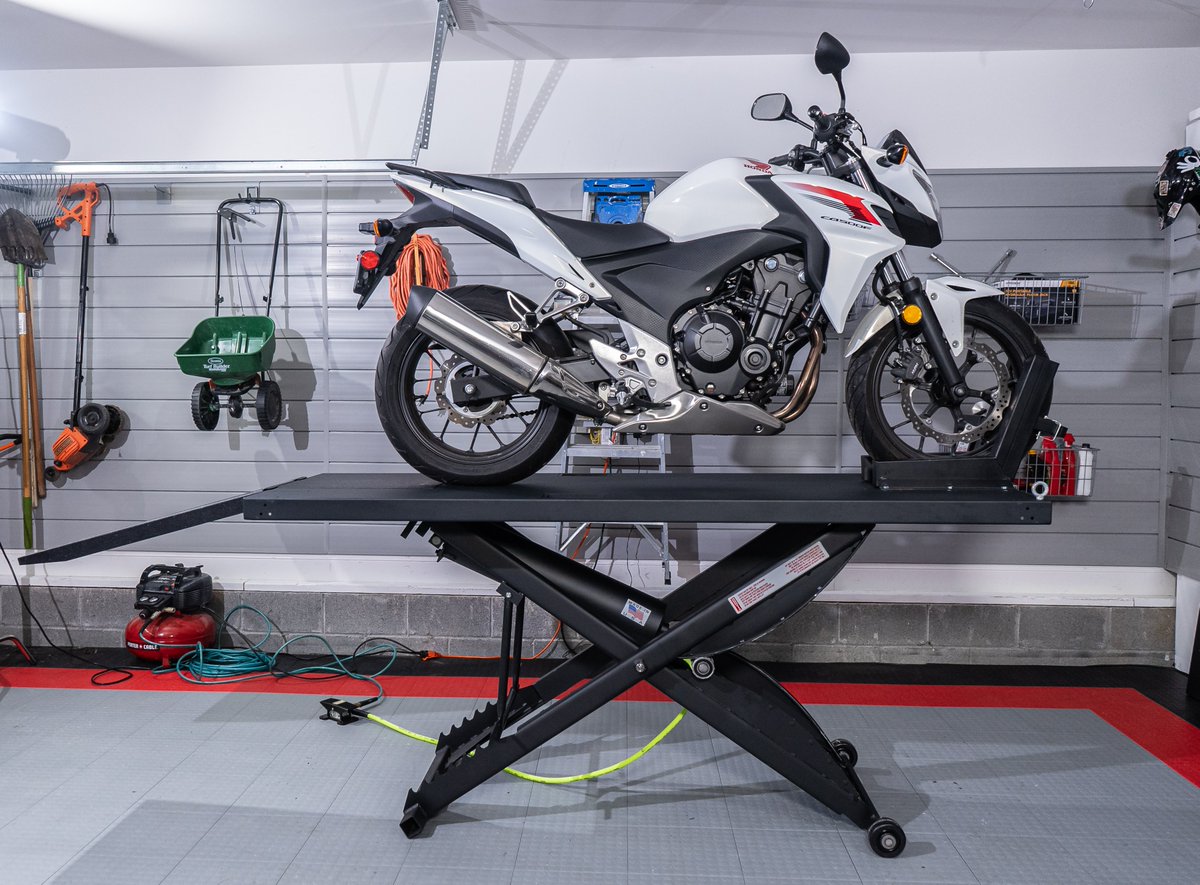 CycleShopTools's tweet image. Our HMC SL-3086 in Matte Black enjoying the company of a Honda CB500F.