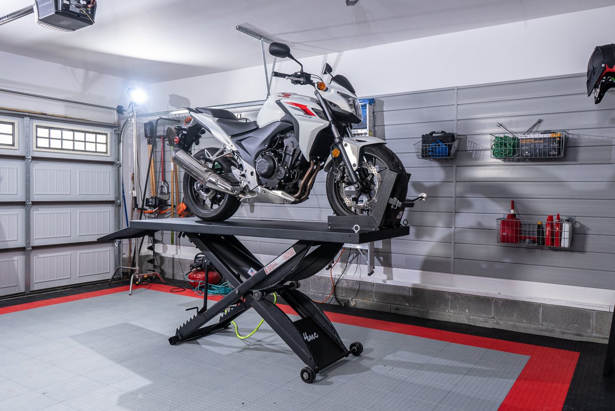 CycleShopTools's tweet image. Our HMC SL-3086 in Matte Black enjoying the company of a Honda CB500F.