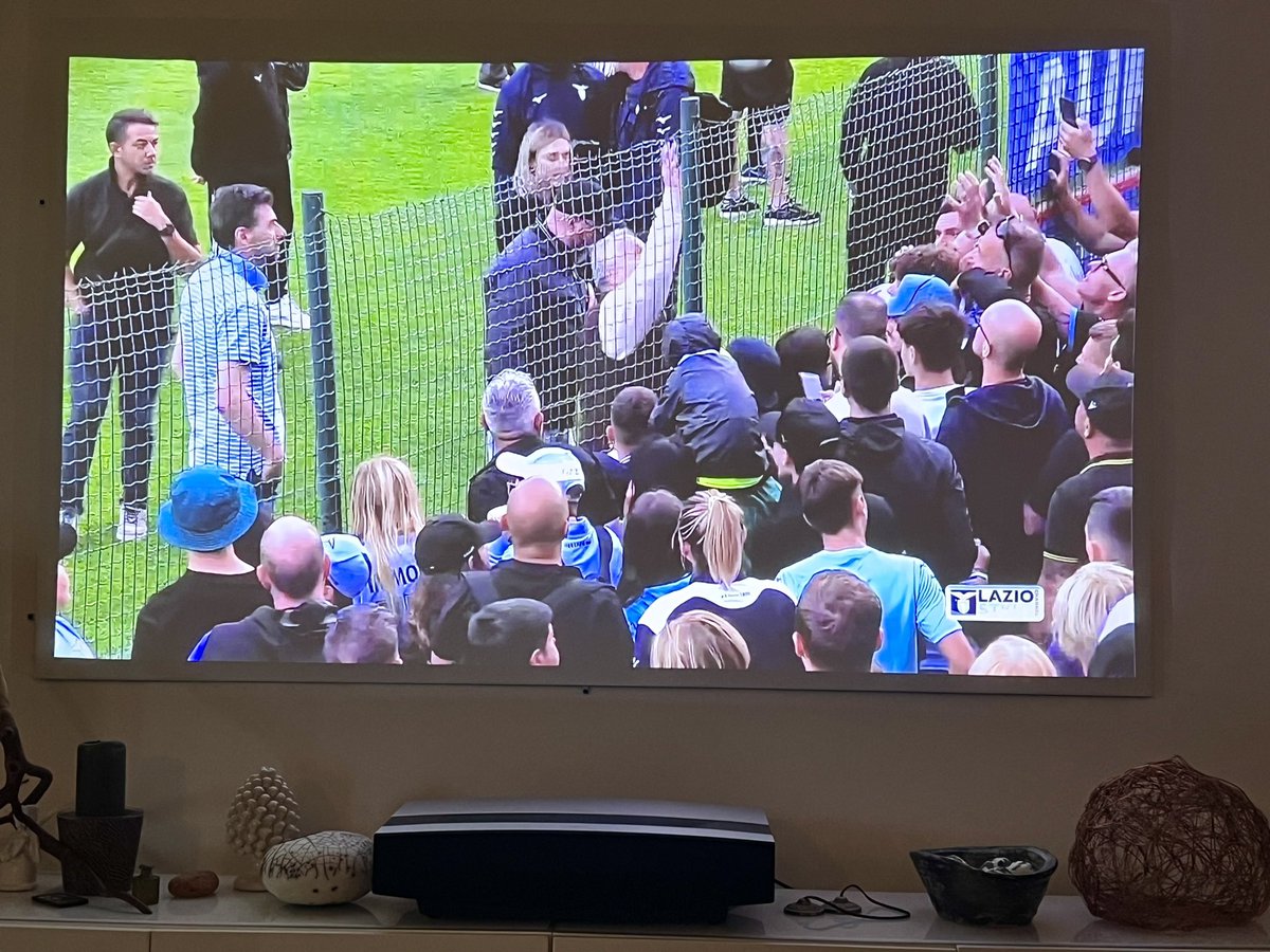 newNEWSSS's tweet photo. Bagno di folla per #Lotito tutto ripreso da #KimjongunTV #Laziostyle va tutto bene non ci sono problemi! Neanche l’istituto lvce era così fazioso 😂 #sslazio #Calciomercato https://t.co/T3dnIKNDxW