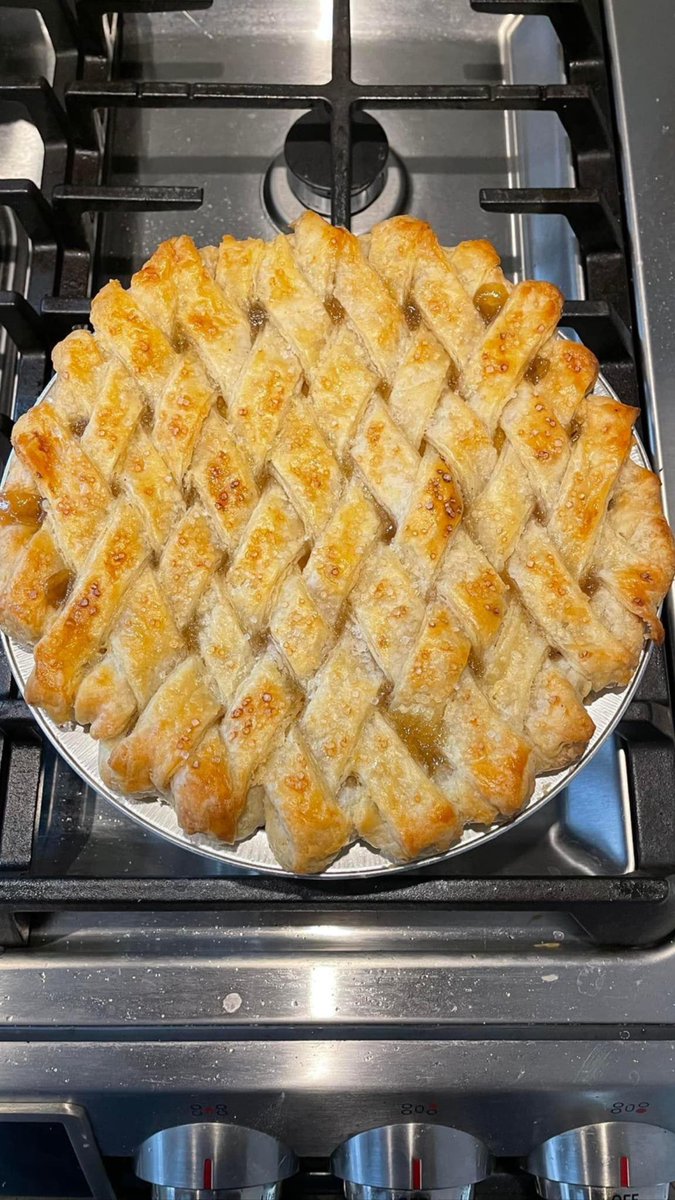 350BakeHouseCo's tweet photo. What’s better than a warm flaky peach pie on a Sunday afternoon? https://t.co/4FMPbAUtAQ