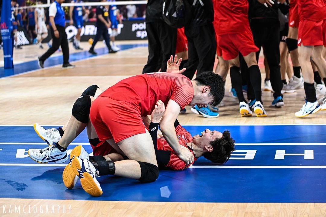 tatchanT__T's tweet photo. TatsuRan running straight to each other after winning a game will always be so special. They are each other’s best support system. They both started with a dream and look where they are now. Heres to making even more memories together! 🥺✨ https://t.co/K5n1G0LenC