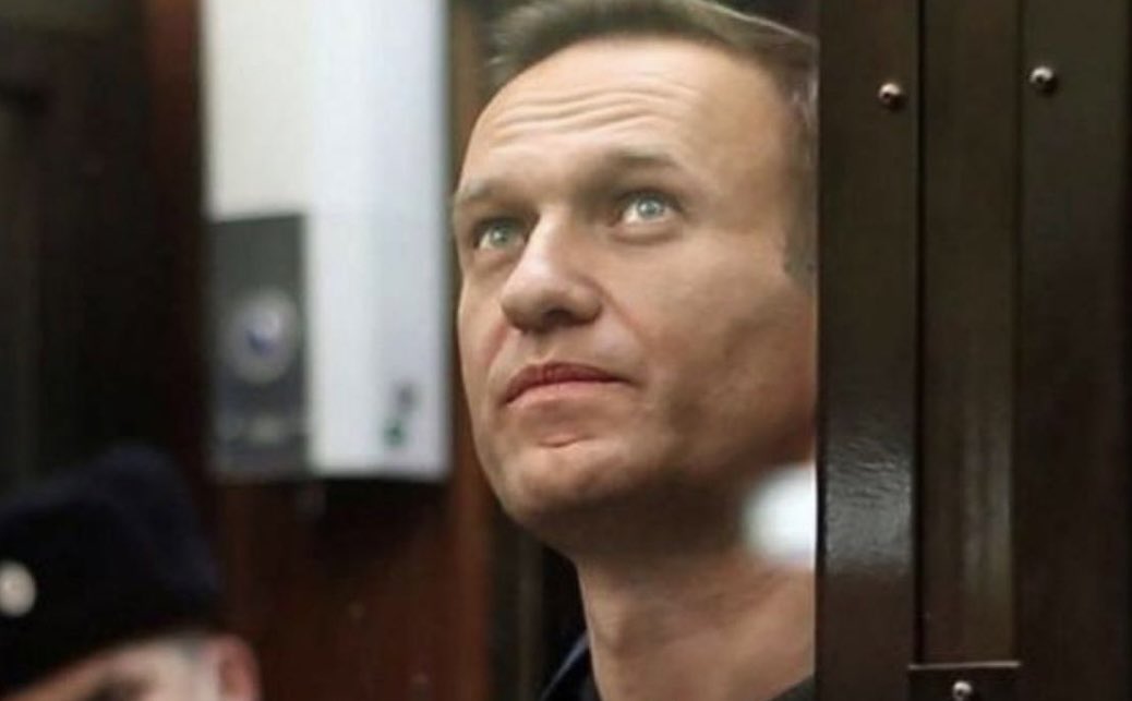 _angelobognanni's tweet photo. Let no one forget #AlexeiNavalny . We have seen, beyond the questionable behaviors, how much joy the release of #PatrickZaky brought. We do not stop.
#ПриветЭтоНавальный
#НавальныйЧетверг
#СвободуНавальному
#FreeNavalny
#СвободуПолитзаключённым https://t.co/VfHFIv67T5