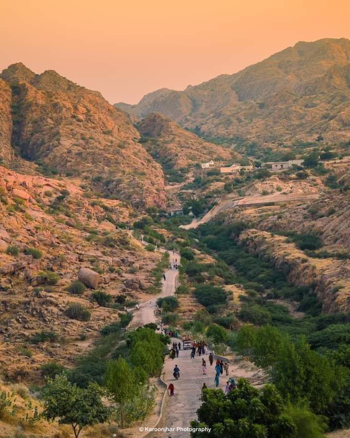 چنڊ ڀلي سمجهي ته هو آسمان تي آهي.
چشمي ۾ هو ڪارونجهر جي پيرن ۾ هوندو آهي.

#شيخ_اياز
#SaveKaroonjhar