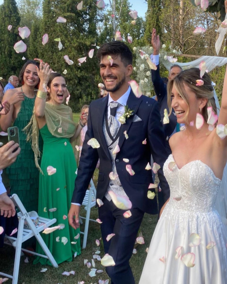 AtleticSantJust's tweet photo. 👰🏻‍♀ ÚLTIMA HORA: NOVA #DUPLA!!! ⚽

👩🏻‍❤‍👨🏻 Baixa sensible a l'equip de solters de l'Atlètic: el @jangonzalez10 s'ha casat amb la Judit!
🫶🏻 El Gran Capità contrau matrimoni just abans de començar la seva 14a temporada al club! https://t.co/qbdFno7E6U