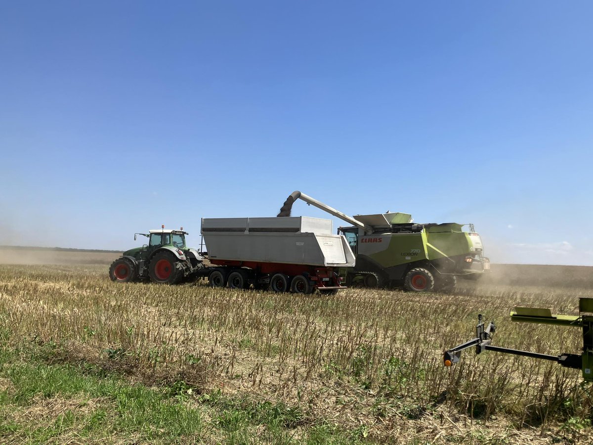 profiMagazin's tweet photo. Es handelt sich um einen #Claas Lexion 770 TT und #Fendt 936 mit #Fliegl Dolly + #Meiler Mulde. https://t.co/RcCXa3aRrO