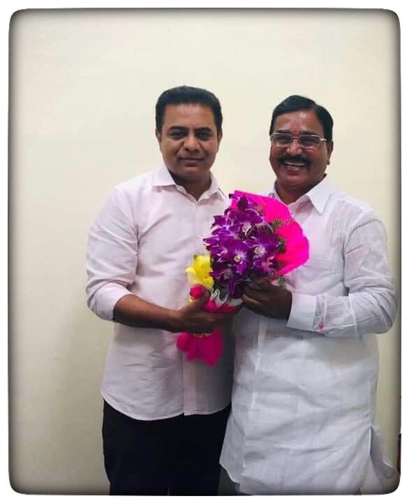 SingireddyBRS's tweet photo. బీఆర్ఎస్ పార్టీ కార్యనిర్వాహక అధ్యక్షులు, రాష్ట్ర ఐటీ, పరిశ్రమలు, మున్సిపల్ శాఖామాత్యులు @KTRBRS గారికి హృదయపూర్వక జన్మదిన శుభాకాంక్షలు 

#HBDKTR https://t.co/yqxcOJUA6w