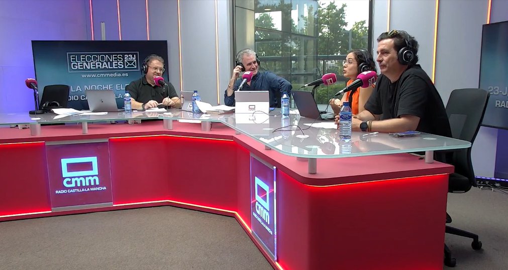 RadioCLM_es's tweet photo. 📻Te estamos contando la situación en las distintas sedes #23J:

🔴En la del PSOE, Enrique Lumbreras @EnriqueLumbre11

🔵En la del PP, Mayra Herrero @mayra_hg

🟢En la de VOX, Alba Díaz @Albba_diaz

🟣En la de SUMAR, Javier Mateo @mcarrizojavier

Directo: https://t.co/tDwEYTLTvw https://t.co/M66jiCCpmR