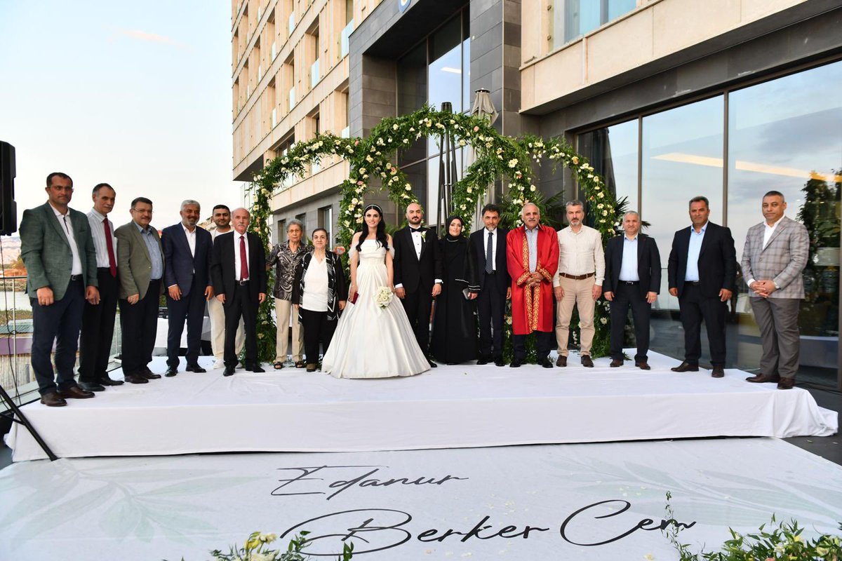 vali_zorluoglu's tweet photo. Özge &amp; Enes, Edanur &amp; Berker Cem ve Eda &amp; Eray kardeşlerime ömür boyu mutluluklar dilerim. 

Sağlıkla, huzurla… https://t.co/1LskjQZZeE