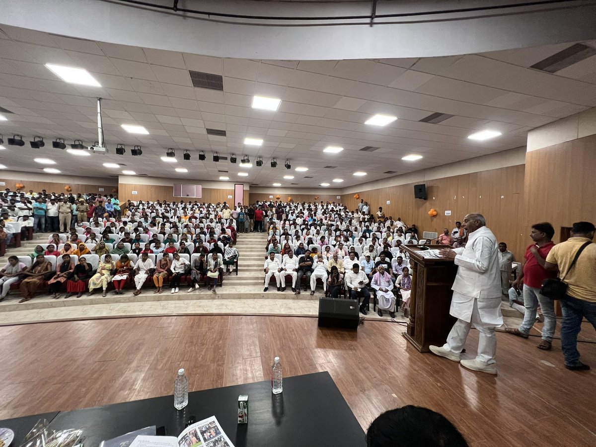 jagdambikapalmp's tweet photo. आज लोहिया कला भवन सिद्धार्थनगरमें युवा कल्याण एवं प्रादेशिक विकास दल विभाग सिद्धार्थनगर द्वारा आयोजित युवक एवं महिला मंगल दलों को खेल प्रोत्साहन सामग्री वितरण कार्यक्रम में मुख्य अतिथि के रूप में सम्मिलित होकर खेल प्रोत्साहन सामग्री वितरित कर उन्हें सम्बोधित किया।

 #BJP4UP https://t.co/1IoAWbt8OR