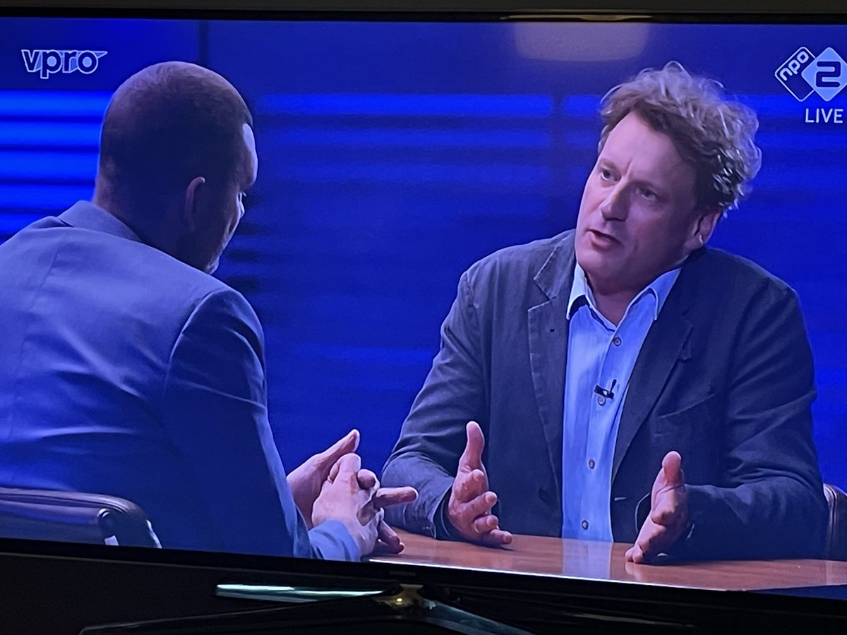 tieske1976's tweet photo. Cameravoering kan me helaas niet bekoren…
Je kijkt continu tegen de rug van Theo aan, ook als hij aan het woord is…
#zomergasten https://t.co/tLbCCixkCC