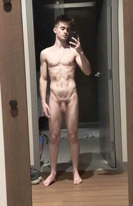 Would you get on your knees for me? 😈 https://t.co/EYUE8VH7zP