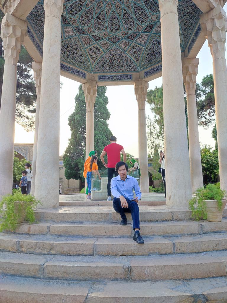Rasolyan1's tweet photo. آرامگاه حافظ، شیراز، ایران https://t.co/AVaOHKmZjZ