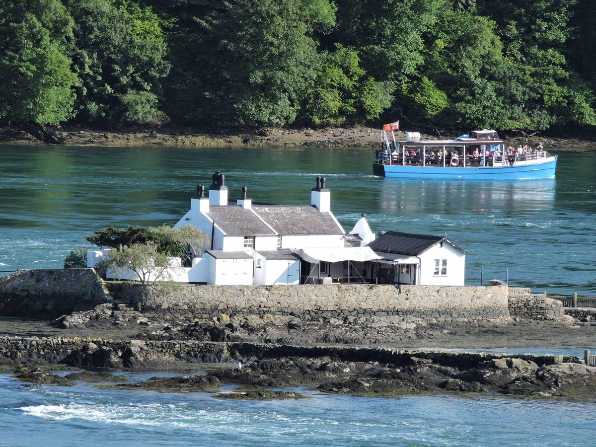 MenaiCruises's tweet photo. Join us for a 2hr bridges cruise on the famous #menaistrait Thursday 27 July at 3.45pm and enjoy spectacular views from seaward #anglesey #snowdonia #portdinorwic #CaernarfonCastle https://t.co/MokAAb3cOr https://t.co/yQ5b6Xc8xX