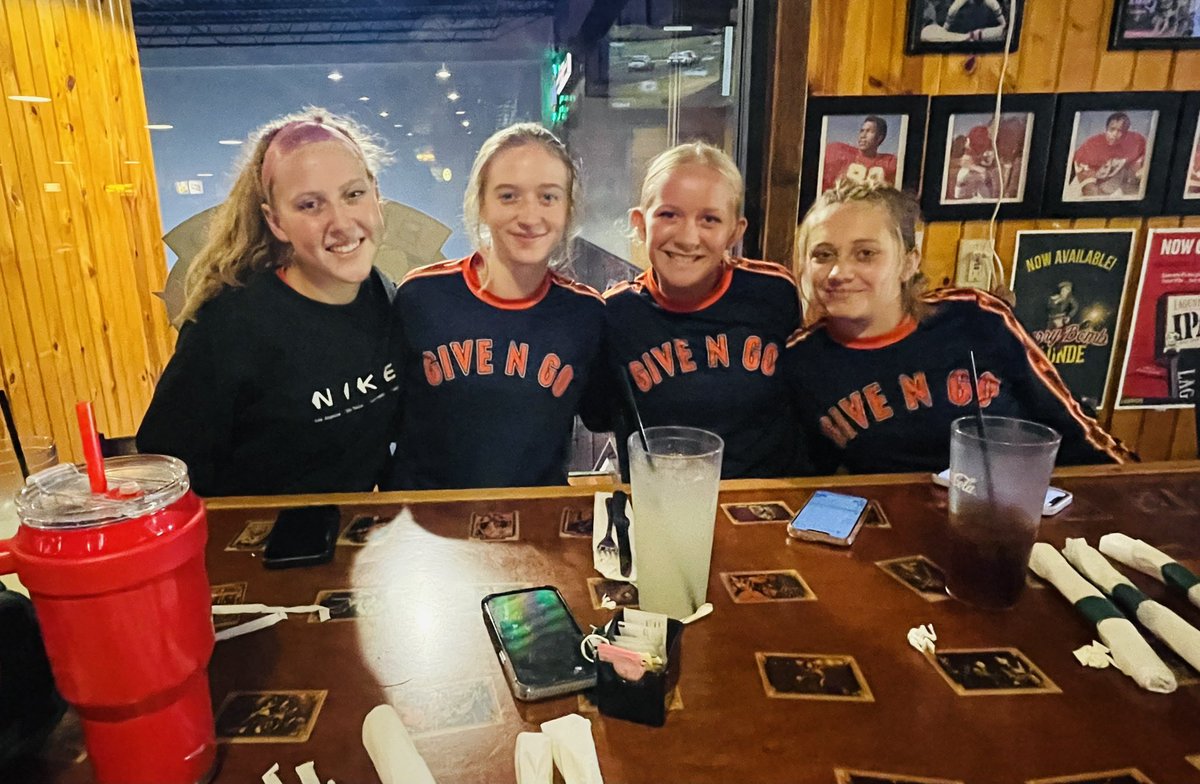 derr_lisa's tweet photo. @DerrKiera @paxellz @AnneSchwanke @Haileybliss26 @paxynrendahl @tayceeschwanke 
Having a blast with the team at lunch. Des Moines summer finale is off to a fun start! https://t.co/CcMu9CC3D1