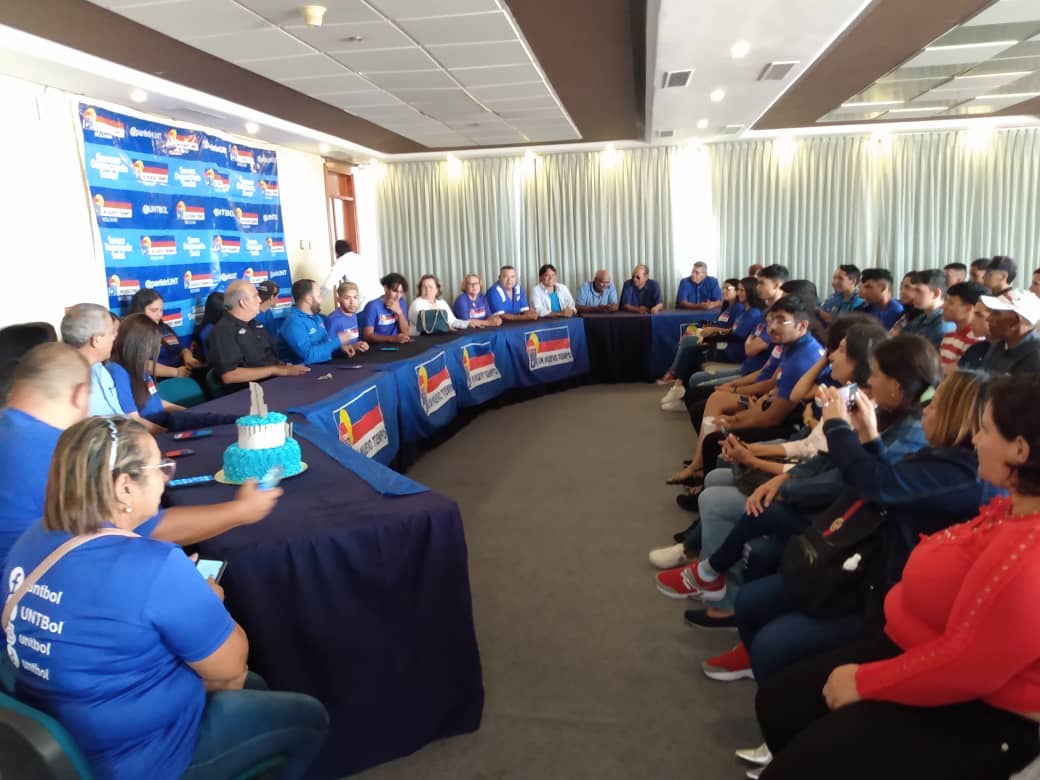 A casa llena JDS de UNT/Bolívar se comprometió con la unidad para derrotar a Nicolas Maduro y al Psuv. Es la hora del desprendimiento y evitar la división. Primero debe estar Venezuela. La unidad nacional es impresindible para alcanzar el cambio político y el desarrollo del país.