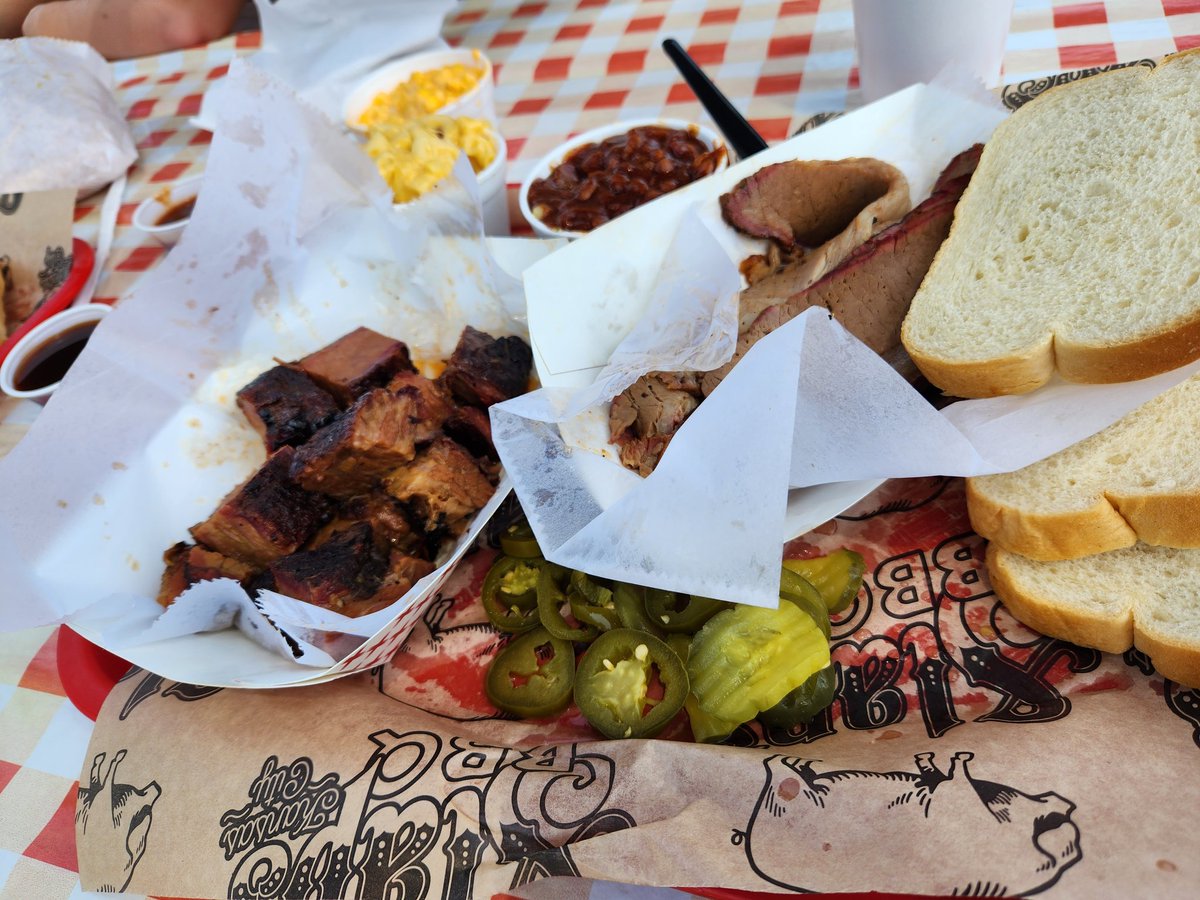 kjhbach14's tweet photo. KC BBQ didn't disappoint... @ArthurBryantsKC brisket sandwich was great and #slapsbbq was incredible. Line out to the street and the burnt ends, baked beans & mac was worth the wait. #lowandslow https://t.co/wCHMgrcG32