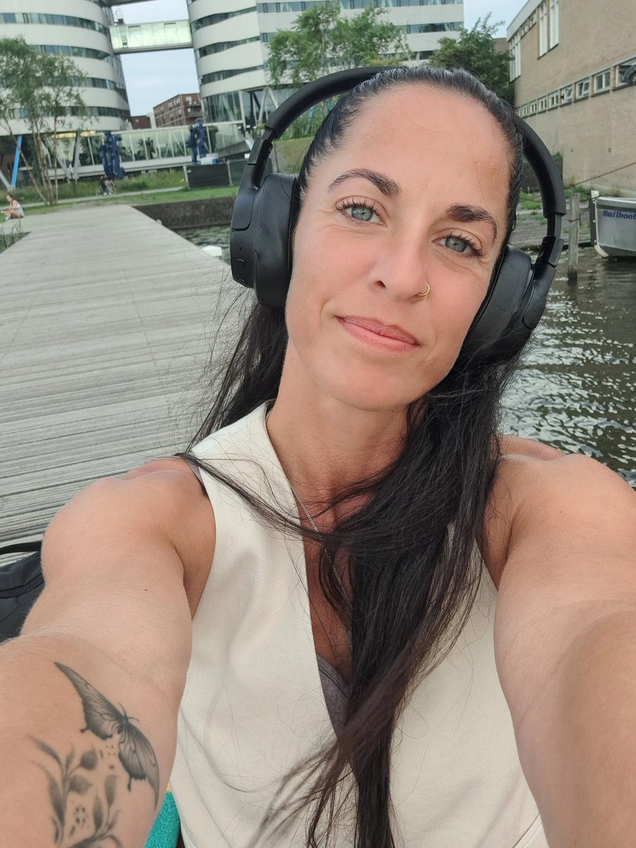 RosalieKollee's tweet photo. Back at my fav spot in my fav city. Time 4 solitude. Time 4 Rosa 2 b with Rosa.
🥰
#twinbuilding #Amsterdam https://t.co/IvMg3te6L7