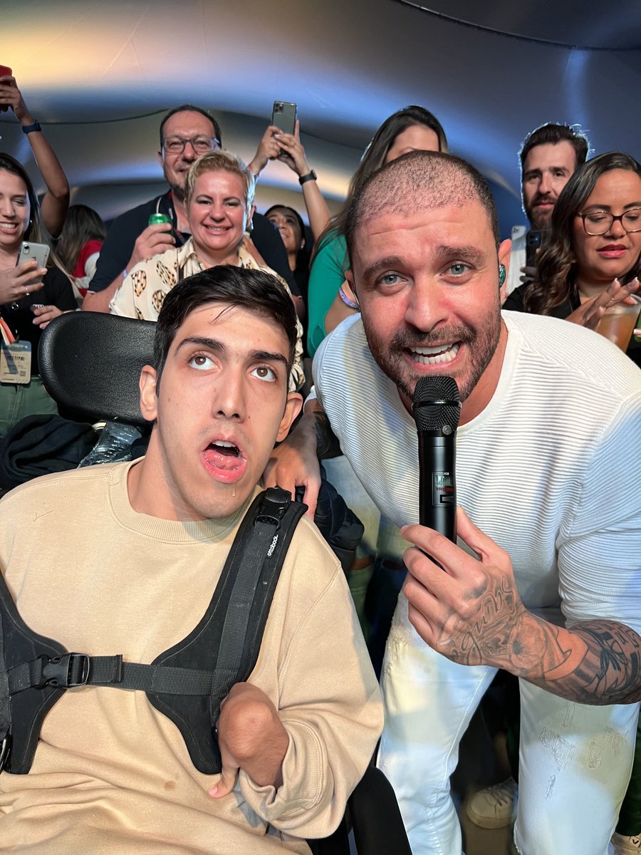CrisStrutzel's tweet photo. Show ⁦⁦@DiogoNogueira⁩ com meu amor ⁦@ThiagoStrutzel⁩ #diogonogueira  #show# #samba https://t.co/M8F8fwl7J6