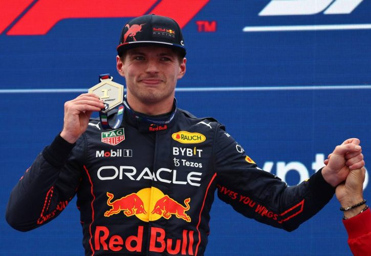 Formula0_versee's tweet photo. @mv33_formula0 (@RBR_F0) VENCE SPRINT COM CHUVA EM SUZUKA E LARGA DA PONTA PARA O GP DO JAPÃO DE 2022!!!!

@FAlonsoF0 (@McLaren_ZERO) e @vettel55622 (@Mercedes_F0) completam o top3!!!!

@georgerussellf0 ainda consegue o P11!!!!

Dupla da @williamsfzero pontua na sprint com @KR7Formula0 FAZENDO UMA MAGNIFICA ULTRAPASSAGEM DUPLA NA VOLTA FINAL!!!!