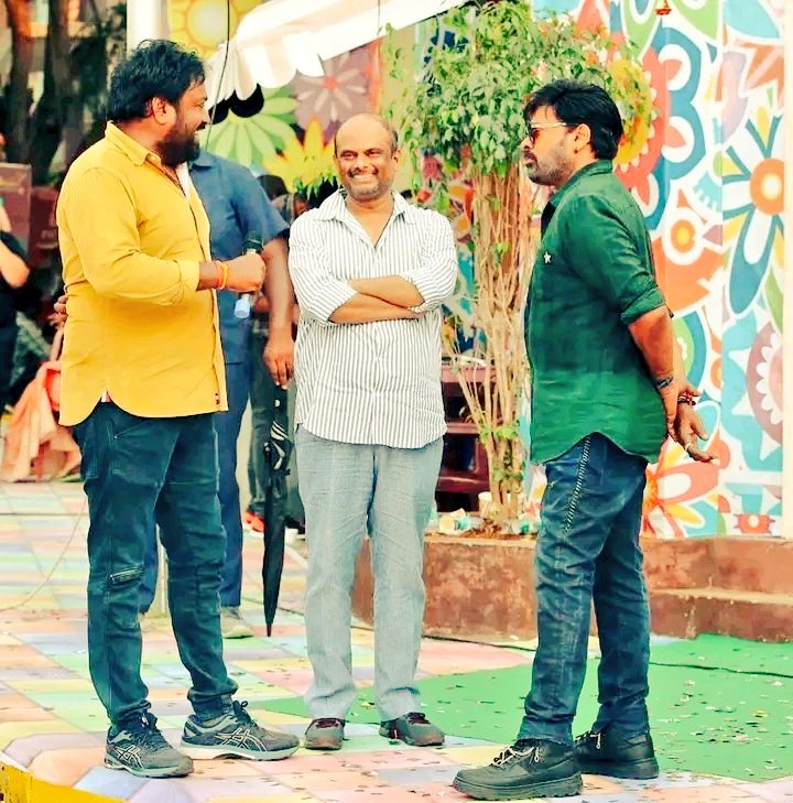 Mega Click With Director @MeherRamesh Garu & #MarthandKVenkatesh Garu On #BholaaShankar Sets 🔥📸⚡

#Chiranjeevi #MegaStarChiranjeevi 

#BholaaShankarOnAug11 🔱✅