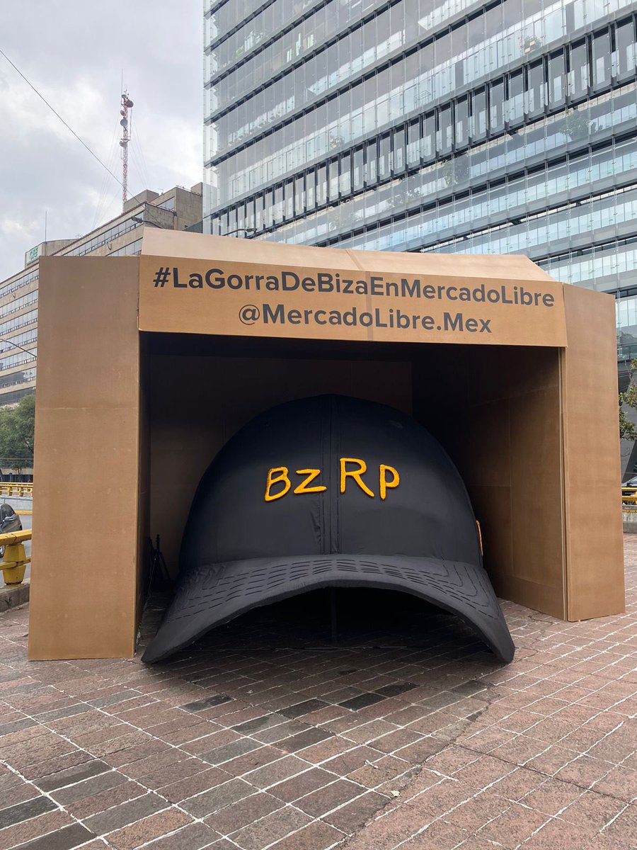 SoyBvip's tweet photo. Cambio vaso de Barbie por  #LaGorraDeBizaEnMercadoLibre https://t.co/G9ndBF0cJU