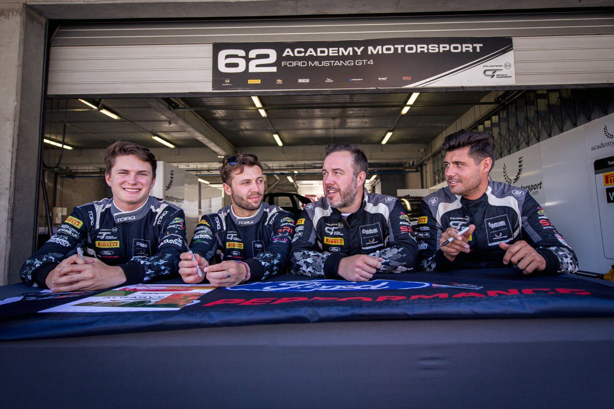 Great day for the team showed lots of speed! For Car 61 we got p3 in class and p6 overall! 

#erikevansracing #erikevans #britishgtchampionship #britishgt #academymotorsport #fordmustang #gt4 #mustanggt4 #fordperformance #multimaticmotorsport #team  #motorsport #racing #gtracing
