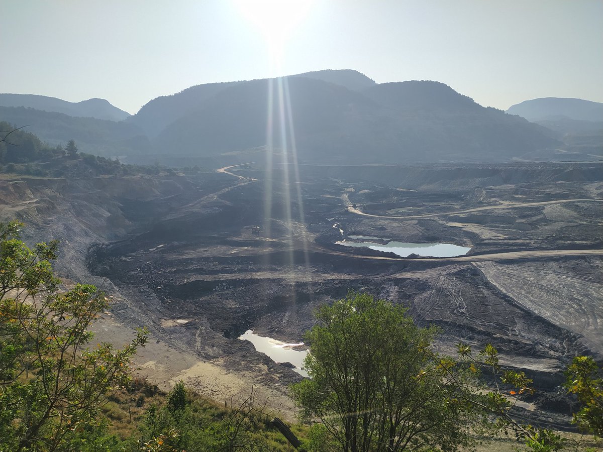 Burası Akbelen orman sınırı. 
Yıllardır devam eden madencilik bölgeye çok zarar verdi. 

Limak ve İÇDAŞ bu sınırı da aşarak koca bir ormanı daha yok etmek istiyor. İzin vermeyeceğiz 🦉

#AkbeleneDokunma