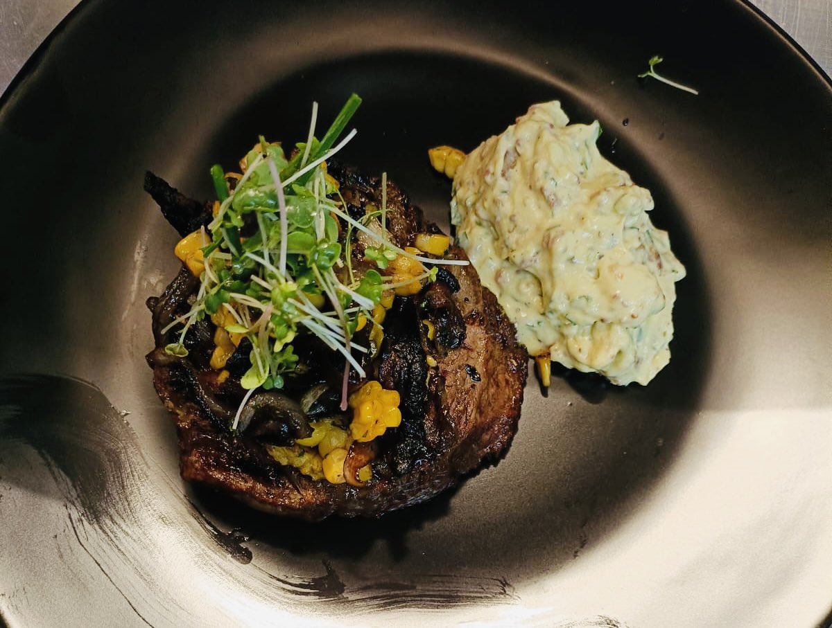 ScottsDublin's tweet photo. ⭐️Specials⭐️

Seared Sea Bass with pesto couscous, charred corn, sundried tomatoes and a cucumber &amp; mango salsa €26

10oz Ribeye in a smoky marinade, bacon bernaisse, sauteed mushrooms &amp; onion with a choice of side €32

Treat yourself to a delicious special this evening?😉 https://t.co/0z866c1OLc