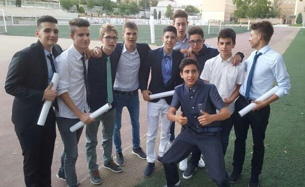 srpichi11's tweet photo. “si votas a VOX retrocedemos 10 años”
Jo votan a vox per tornar quan lo unic important era que no haguessin pujat 50 centims el kebab i la nuit era gratis abans de la 1 https://t.co/mf7S5QqQuI