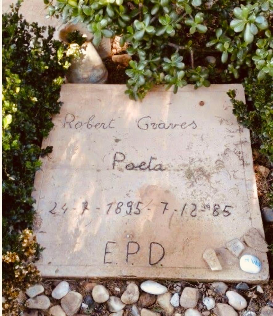 EdmundoFont's tweet photo. ROBERT GRAVES POETA: tumba del autor de YO, CLAUDIO en diminuto cementerio en Deyá Mallorca. Una medianoche me llevó allí su hijo menor y entre coincidencias de Tramontana me mostró postal de su padre enviada desde México y su consejo: nunca ver la luna con vidrios de por medio. https://t.co/khYymqMAzn