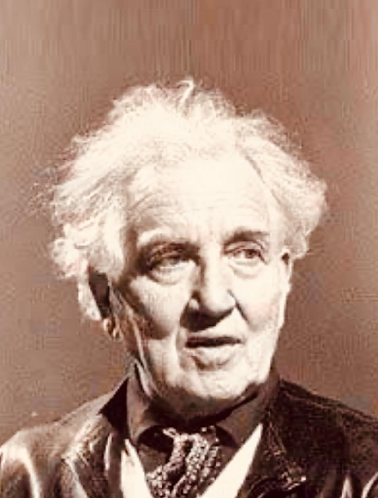 EdmundoFont's tweet photo. ROBERT GRAVES POETA: tumba del autor de YO, CLAUDIO en diminuto cementerio en Deyá Mallorca. Una medianoche me llevó allí su hijo menor y entre coincidencias de Tramontana me mostró postal de su padre enviada desde México y su consejo: nunca ver la luna con vidrios de por medio. https://t.co/khYymqMAzn