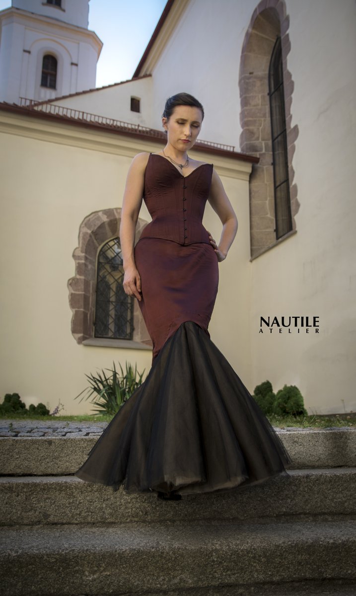 One of my favorite corsets we made. The bodice is constructed using #RoyalBlackCouture's methods, the busk is powder-coated black and the skirt is matching burgundy/brown silk fishtail with multiple tulle layered bottom. The photos were taken at #castleparty #castleparty2023