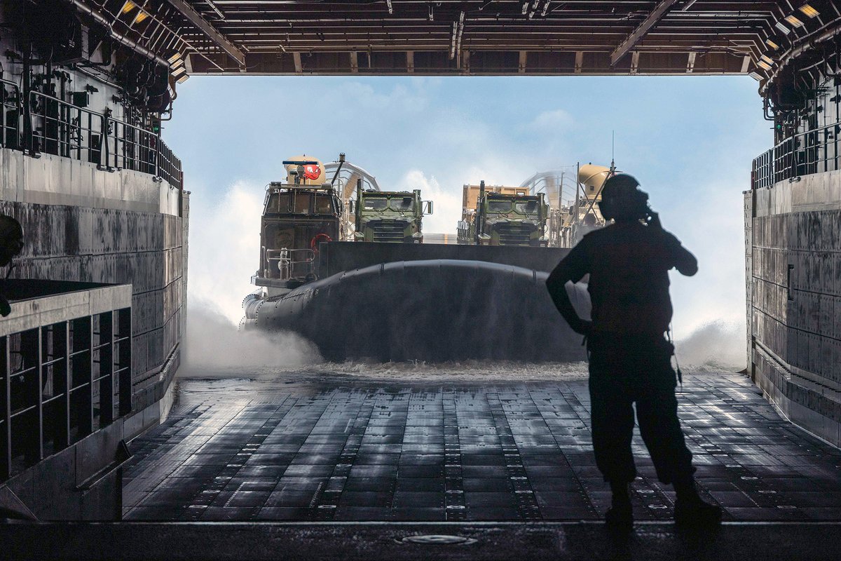 marforres's tweet image. .@USNavy LCAC 83 transports @USMC 7-tons to USS New York during #UNITASLXIV, July 18, 2023. UNITAS strengthens partnerships and promotes peace, stability, and prosperity in @Southcom's area of responsibility. #UNITASLXIV #MaritimeExercise
