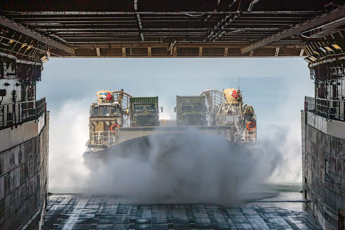 marforres's tweet image. .@USNavy LCAC 83 transports @USMC 7-tons to USS New York during #UNITASLXIV, July 18, 2023. UNITAS strengthens partnerships and promotes peace, stability, and prosperity in @Southcom's area of responsibility. #UNITASLXIV #MaritimeExercise